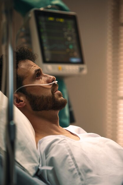 Joven enfermo en una cama de hospital