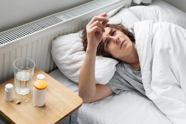 Foto gratuita joven enfermo descansando en la cama