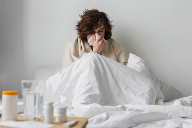 Joven enfermo en su cama