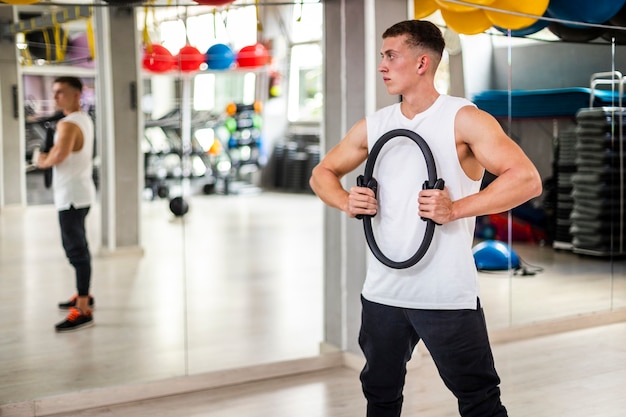 Joven en entrenamiento corporal mirando al espejo