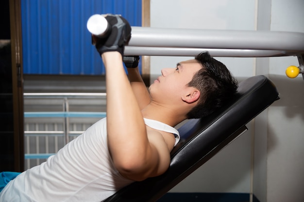 Joven entrenamientos en el gimnasio