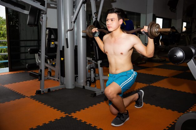 Joven entrenamientos en el gimnasio