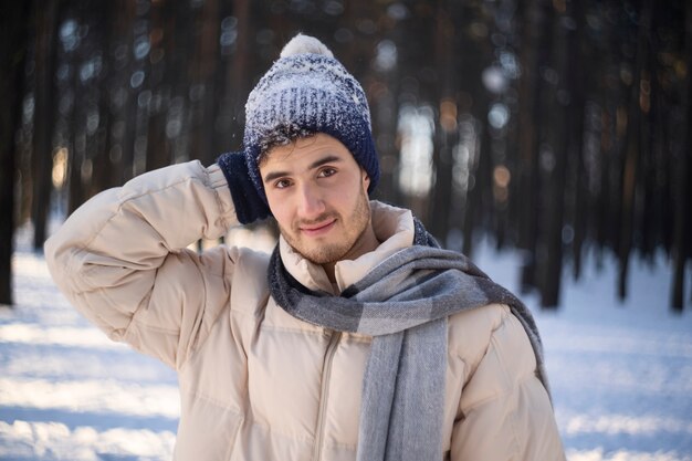 Joven en época de invierno