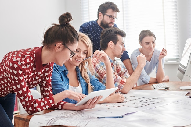 Foto gratuita joven equipo de arquitectos trabajando en un nuevo proyecto