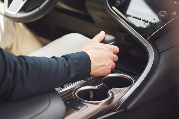 El joven es un hombre al volante de un automóvil arbóreo.