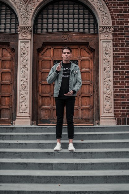 Joven en las escaleras del edificio antiguo