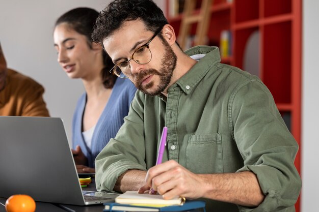 Joven escribiendo durante la sesión de estudio