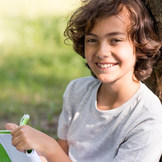 Foto gratuita joven, escritura