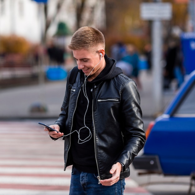 Foto gratuita joven escuchando música en auriculares