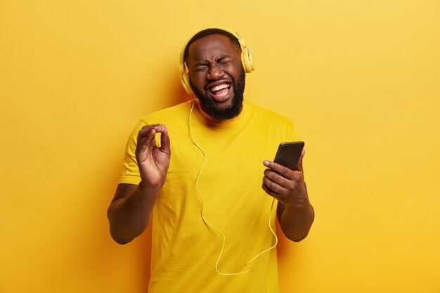 Joven escuchando música en auriculares