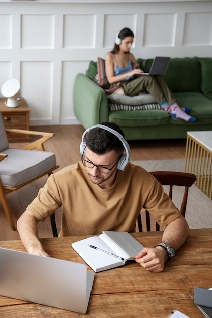 Joven escuchando música durante la sesión de estudio