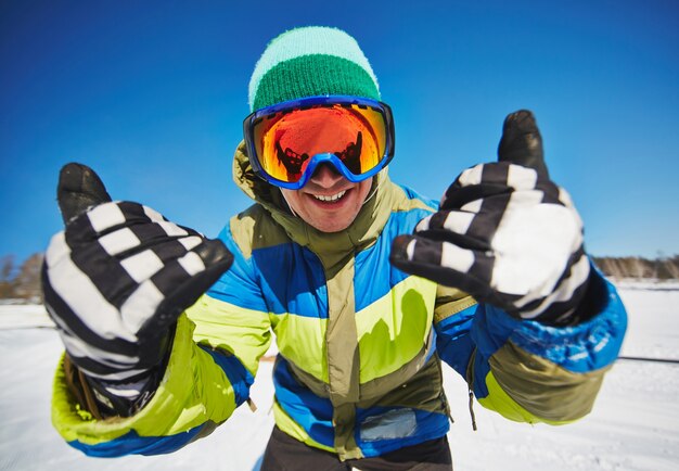 Joven esquiador de snowboard divirtiéndose en la nieve