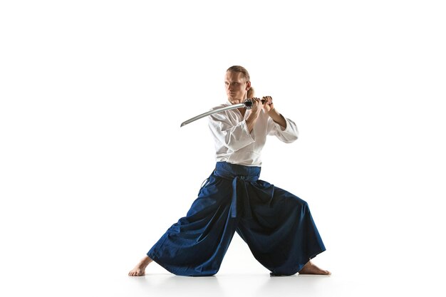 El joven está entrenando Aikido en el estudio.