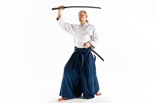 El joven está entrenando Aikido en el estudio.