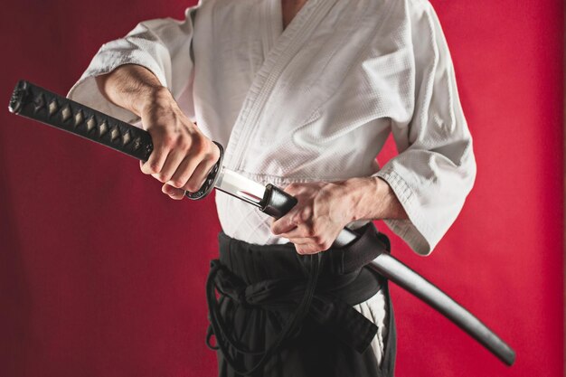 El joven está entrenando Aikido en el estudio.