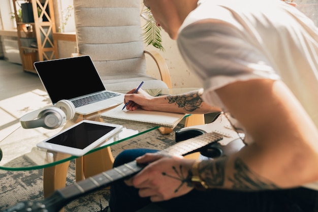 Joven estudiando en casa durante cursos en línea o información gratuita por sí mismo