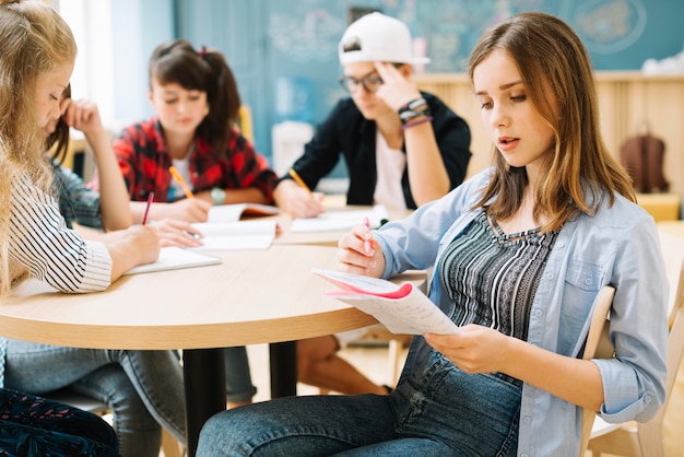 Joven estudiante adolescente en el escritorio