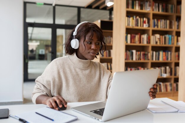 Joven estudiante aprendiendo en la biblioteca.