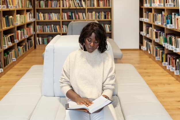 Joven estudiante aprendiendo en la biblioteca.