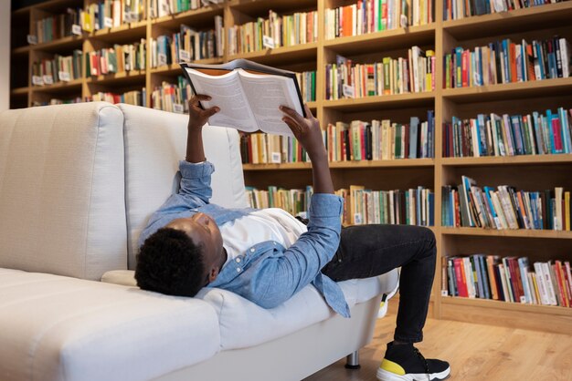 Joven estudiante aprendiendo en la biblioteca.