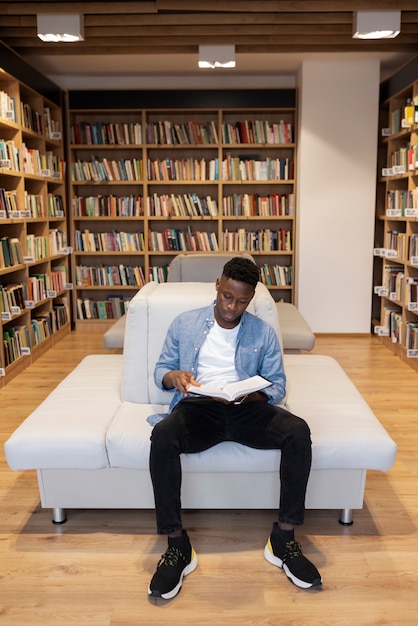 Joven estudiante aprendiendo en la biblioteca.