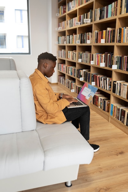 Foto gratuita joven estudiante aprendiendo en la biblioteca.