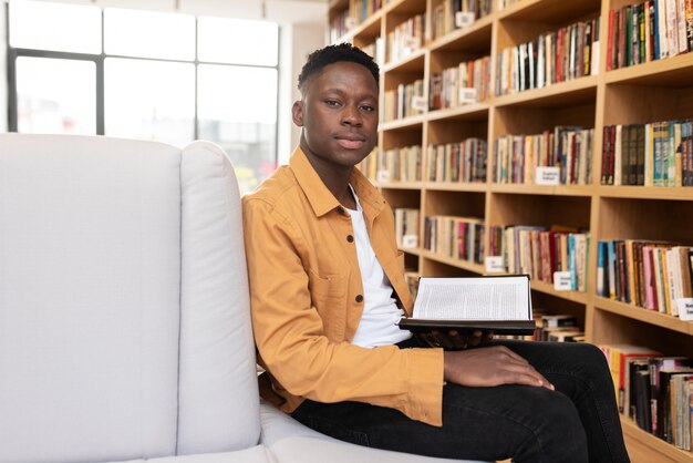 Joven estudiante aprendiendo en la biblioteca.