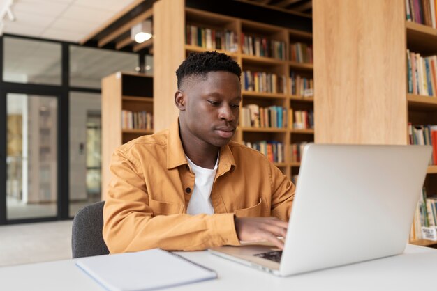 Joven estudiante aprendiendo en la biblioteca.