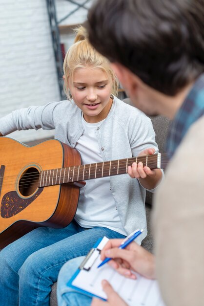 Joven estudiante aprendiendo a tocar acordes musicales