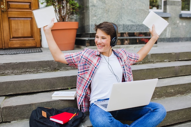 Joven estudiante emocionado con el libro de texto