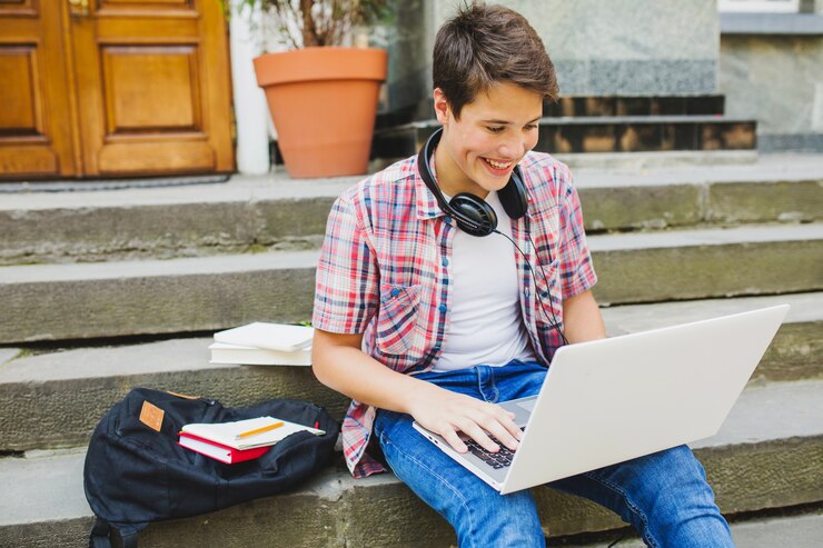Foto gratuito joven estudiante con estilo con portátil