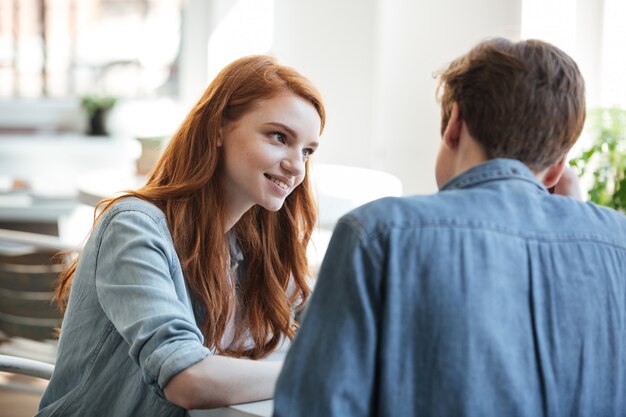 Joven estudiante interesada mirando a su novio