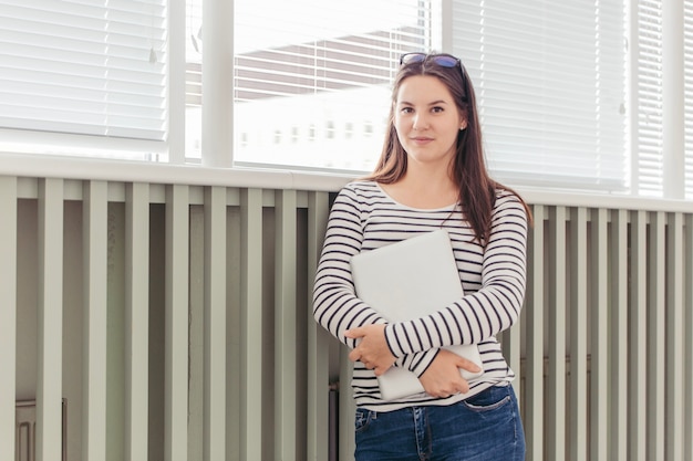 Foto gratuita joven estudiante con laptop