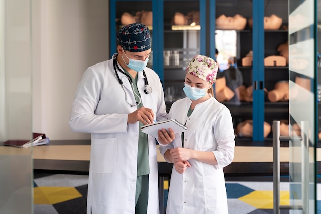 Joven estudiante de medicina haciendo su práctica en un hospital