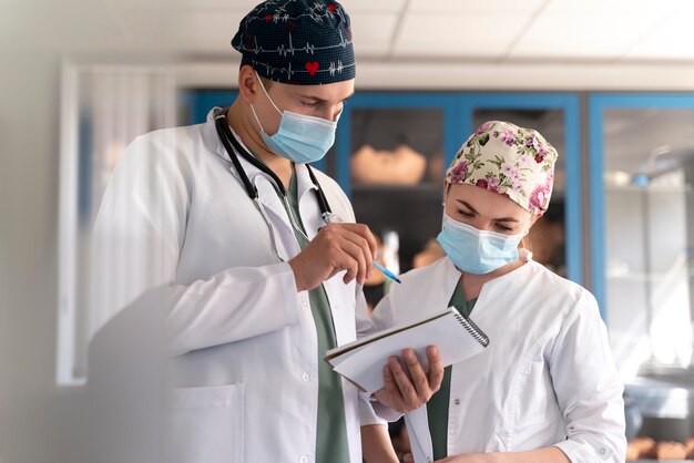 Joven estudiante de medicina haciendo su práctica en un hospital