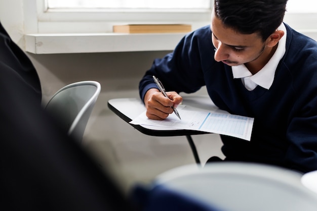 Joven estudiante musulmán en clase