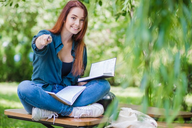 Joven, estudiante, señalar, cámara