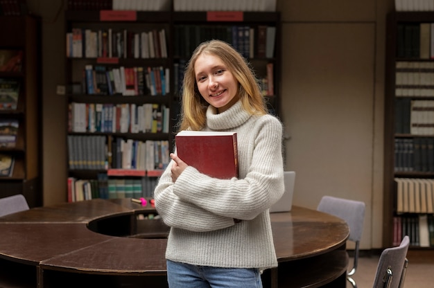 Foto gratuita joven estudiante trabajando en una tarea