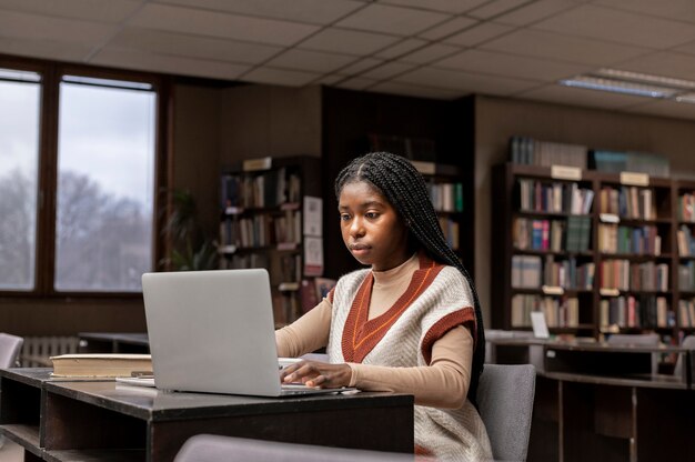 Joven estudiante trabajando en una tarea