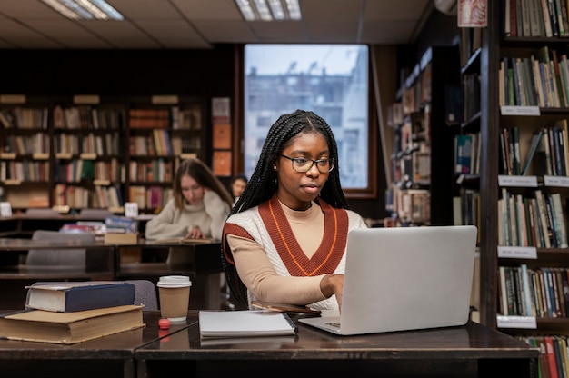 Foto gratuita joven estudiante trabajando en una tarea