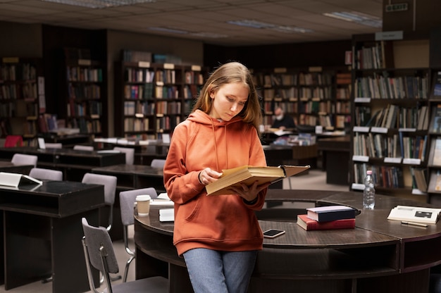 Foto gratuita joven estudiante trabajando en una tarea