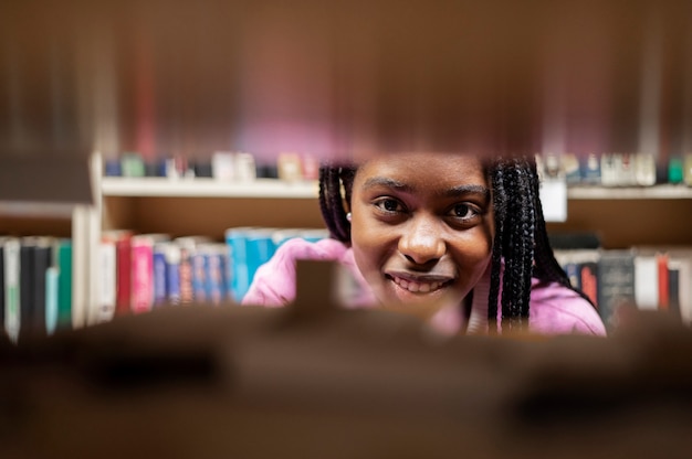 Foto gratuita joven estudiante trabajando en una tarea