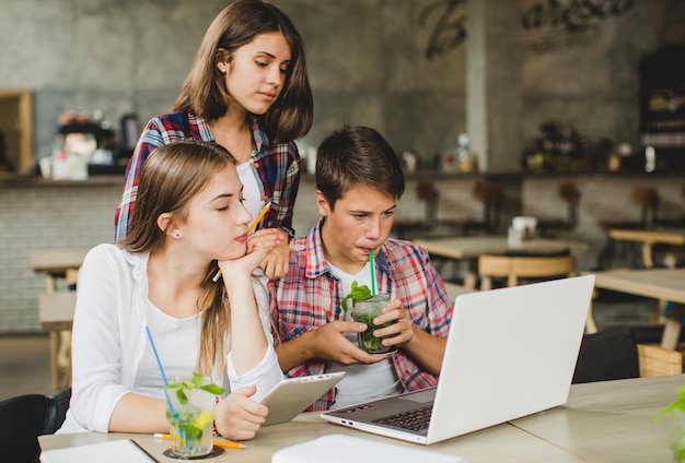 Joven, estudiantes, mirar, computadora portátil, juntos