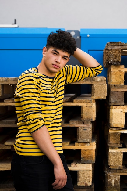 Joven étnico con peinado afro en camisa a rayas