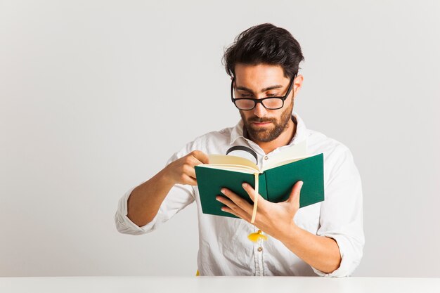 Joven examinando un libro