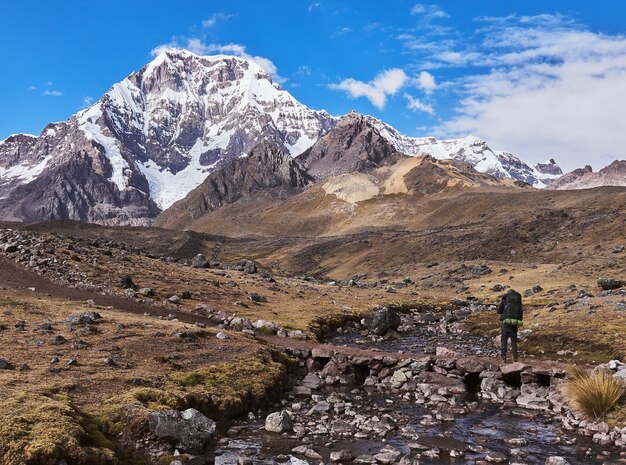 Joven excursionista en un recorrido de trekking a través de las hermosas montañas de los Andes en Perú