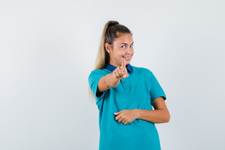 Foto gratuito una joven expresiva posando en el estudio.