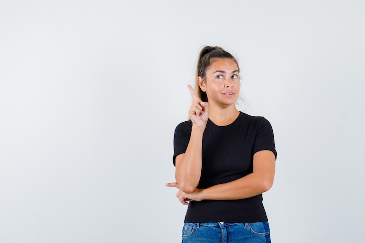 Foto gratuito una joven expresiva posando en el estudio.