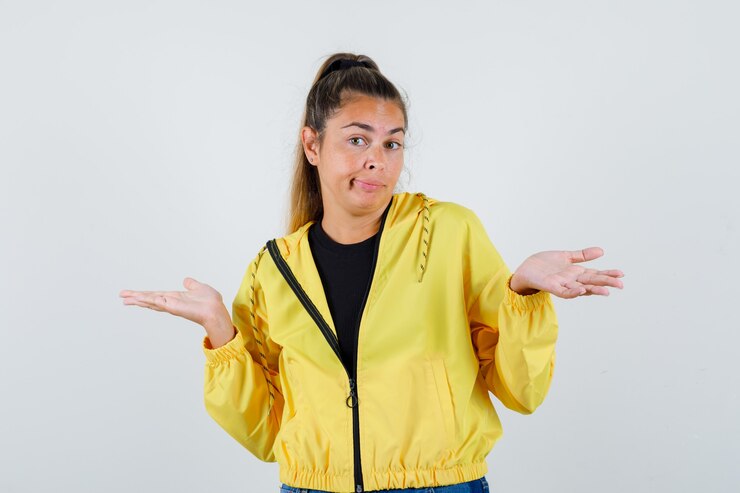 Foto gratuito una joven expresiva posando en el estudio.