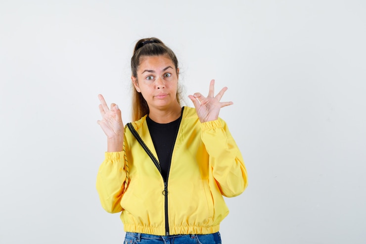 Foto gratuito una joven expresiva posando en el estudio.